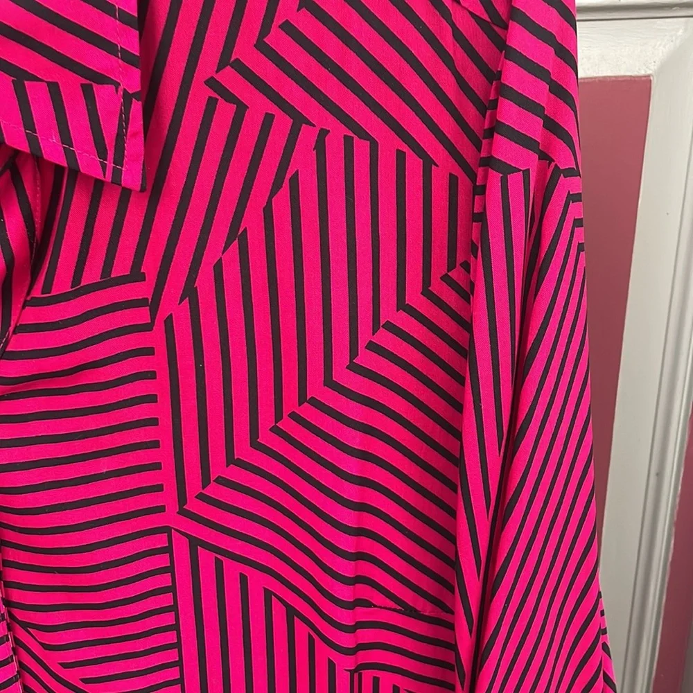 Chico’s Size 2 Blouse with Pockets - Picture 3 of 4